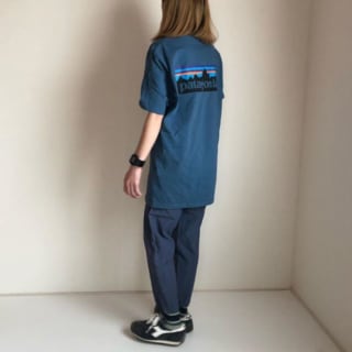 ネイビーのパタゴニアTシャツの女性