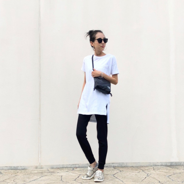 白Tシャツとブラックパンツのシンプルユニセックスコーデ