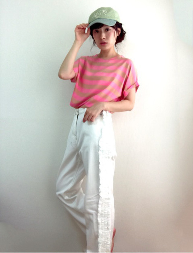 ピンクボーダーTシャツと白のワイドパンツのコーデ