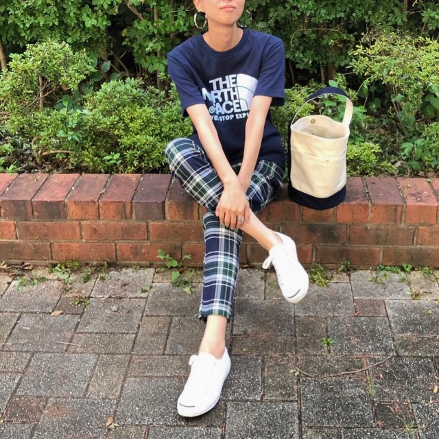 ロゴTシャツとチェックパンツのコーデ