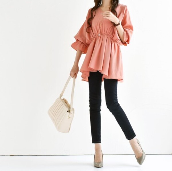 コーラルピンクとはどんな色 合う色 失敗しないおしゃれコーデまとめ Lamire ラミレ