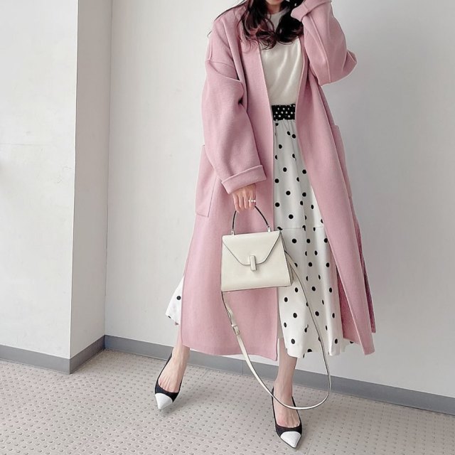 ピンクのコートと白ドットミモレスカートのコーデ