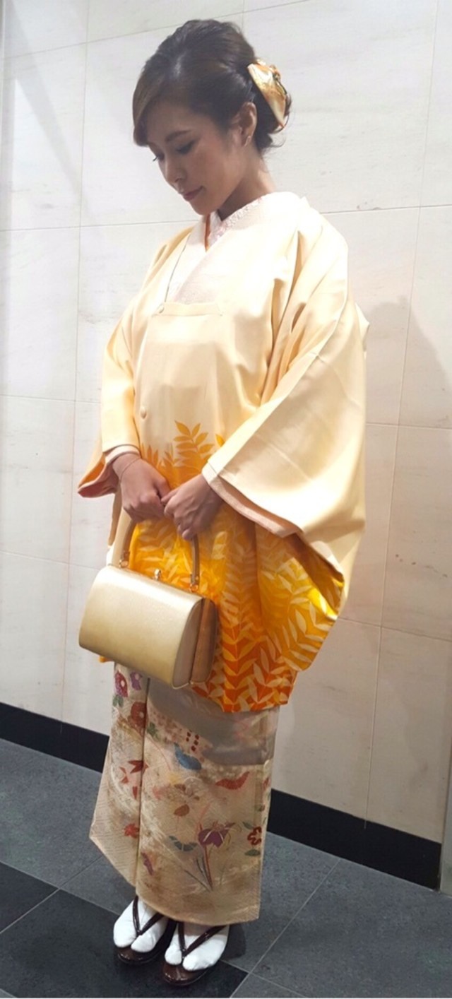 ベージュの着物と黄色の羽織のコーデ