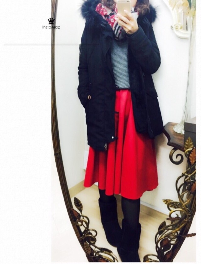 黒のモッズコートと赤のフレアスカートのコーデ