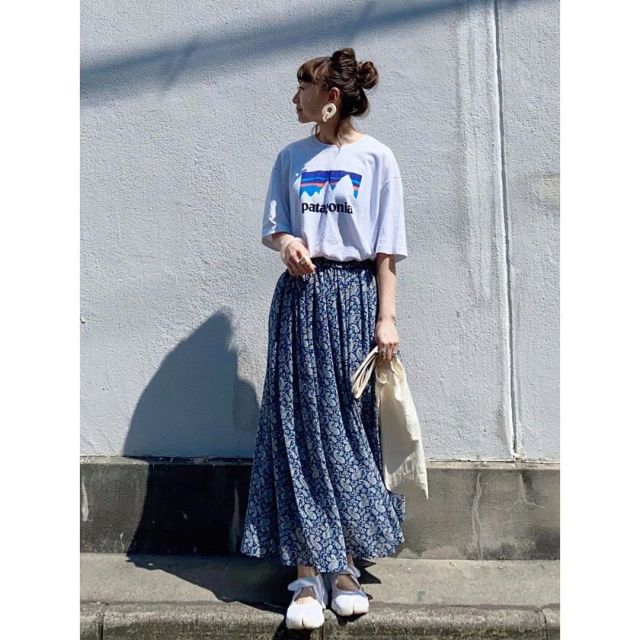 ホワイトロゴTシャツとブルー花柄ロングスカートのコーデ