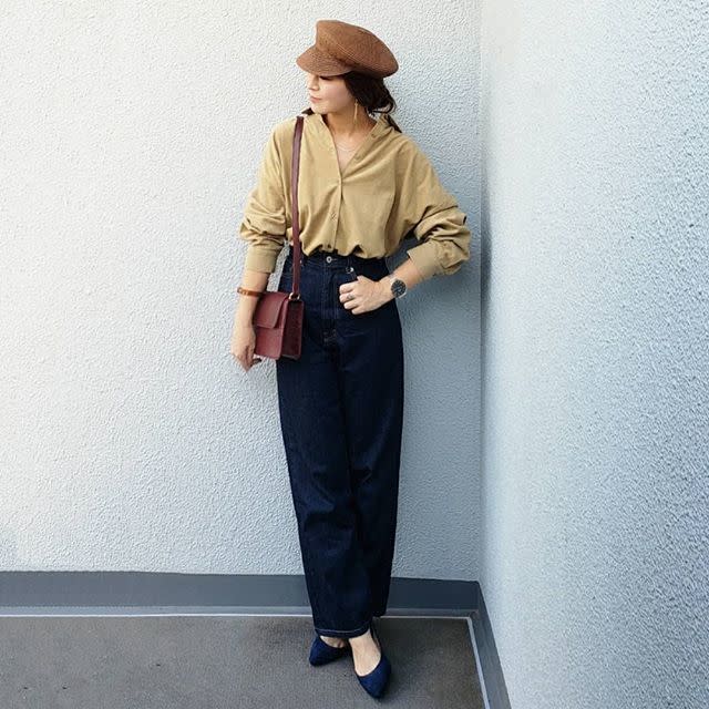 シャツとデニムを着用した女性