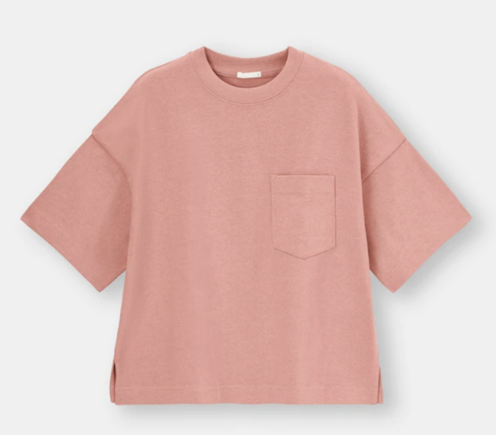 ピンクのショート丈Tシャツ