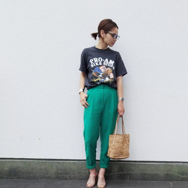 ロックTシャツにグリーンのパンツを合わせている女性