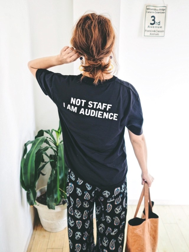 グラニフのバックロゴTシャツに柄パンツを合わせている女性
