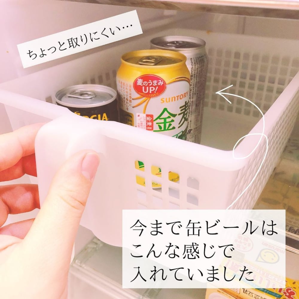 冷蔵庫に缶飲料を収納している写真