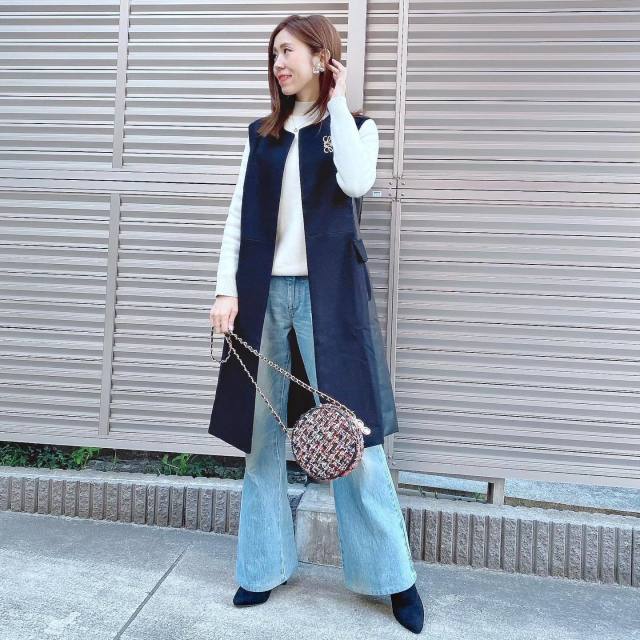 ロングジレにブローチを付けてデニムを合わせたコーデ