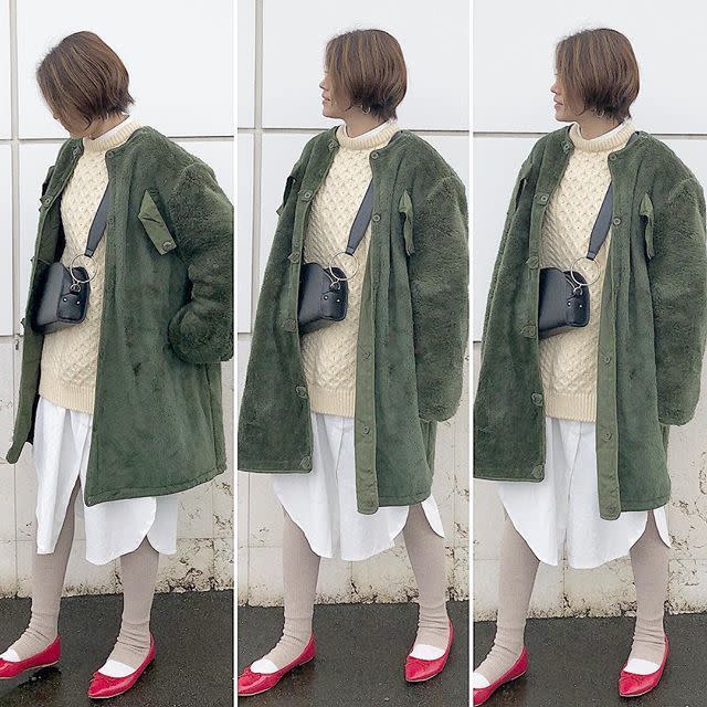 グリーンのニットとベージュのタートルネックニットとベージュトレンカのコーデ