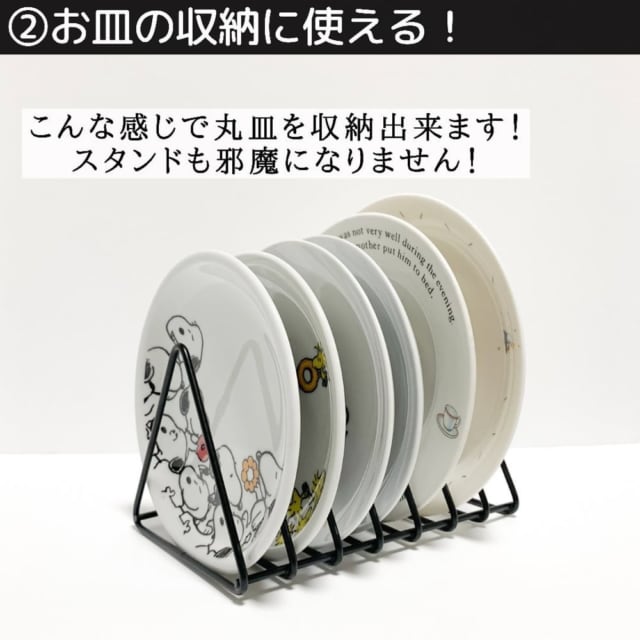 ダイソーのブックスタンド三角型にお皿を収納している写真