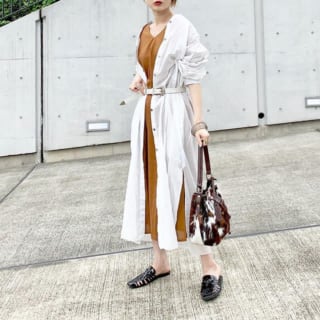 ワンピースとシャツワンピースをレイヤードした女性