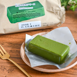 お皿にのったローソンの和溶け抹茶テリーヌ開封後
