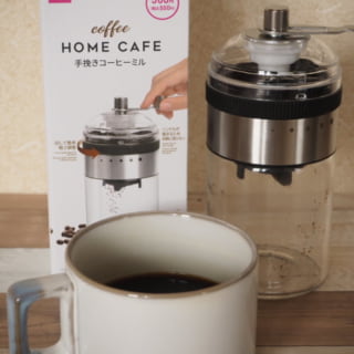 ダイソーコーヒーミルとコーヒーカップを撮影した写真