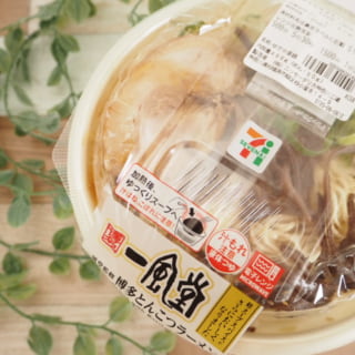 セブンイレブン一風堂ラーメンと観葉植物を撮影した写真