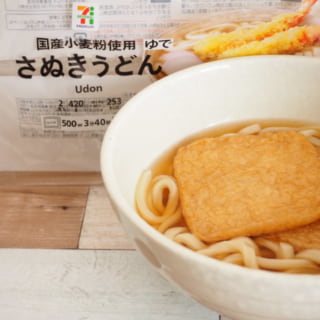 セブンイレブン冷凍うどんのパッケージときつねうどん