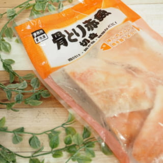 業務スーパーの骨とり赤魚と観葉植物を一緒に撮影