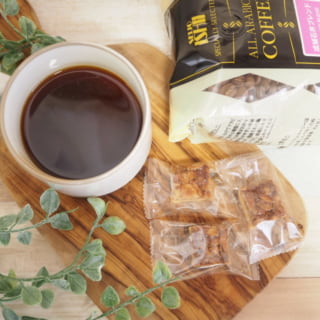 成城石井ブレンドコーヒーとパッケージとお菓子をお盆の上にのせて撮影