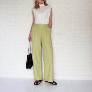 白のノースリーブブラウスにライトグリーンのワイドパンツを合わせたコーデ