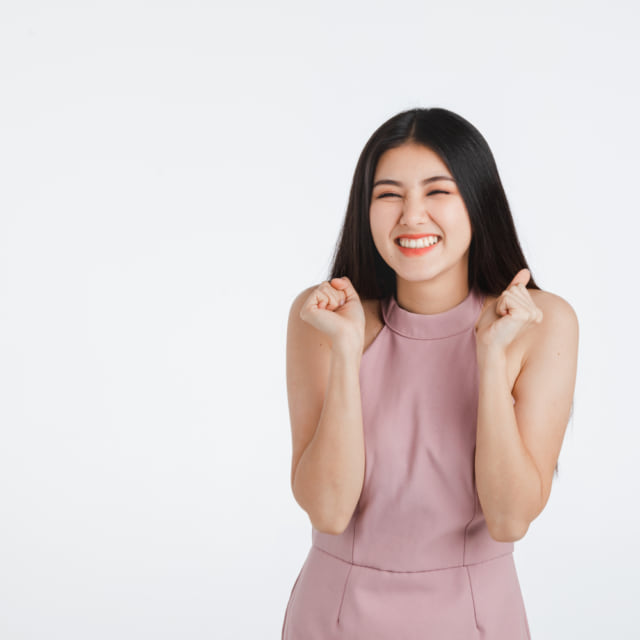 かわいくポーズをとる女性の様子
