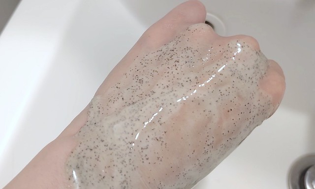 Clay & Scrub Body Soapを塗った手