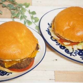 コストコの2種類のハンバーガーと観葉植物を一緒に撮影した写真