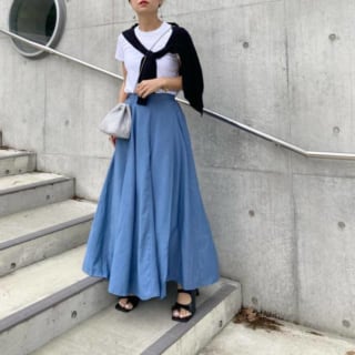 ユニクロのクルーネックTにブルーロングフレアスカートを着ている女性の写真