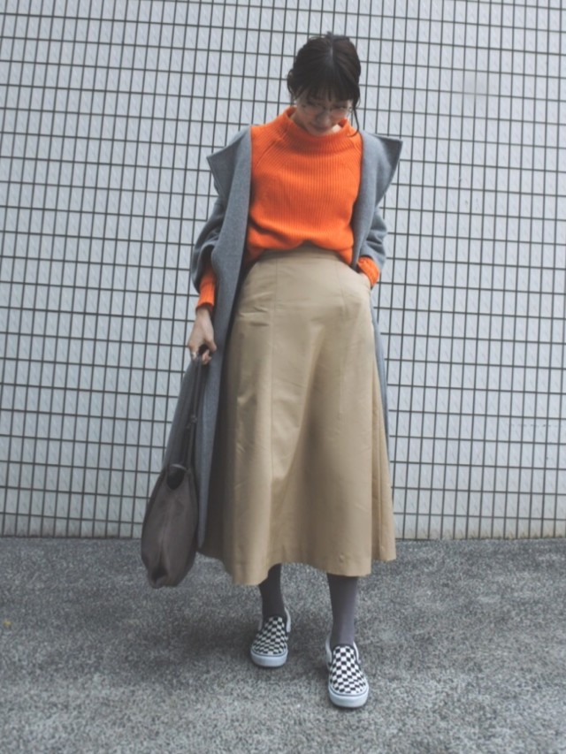 オレンジニットのコーデ10選 きれいめレディースファッションを紹介 Lamire ラミレ