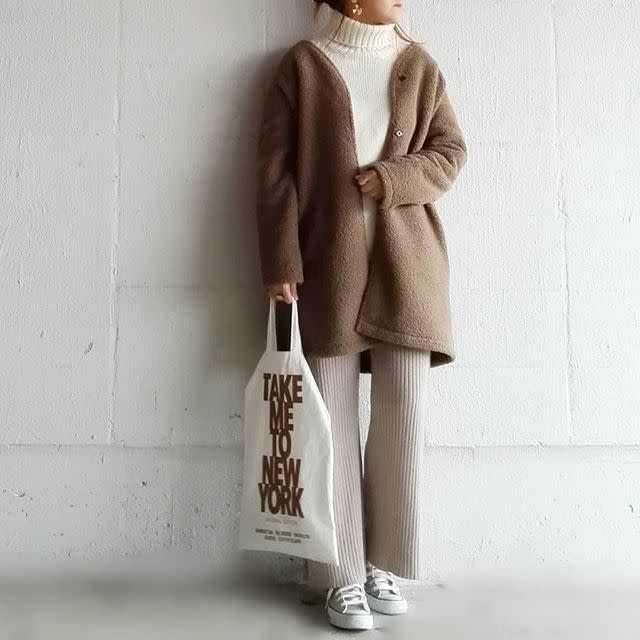 ブラウンのカーディガンとベージュのGUのリブワイドパンツを合わせたコーデ。