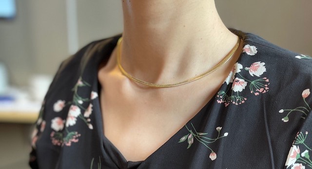 Square Chain Necklaceを着けた画像
