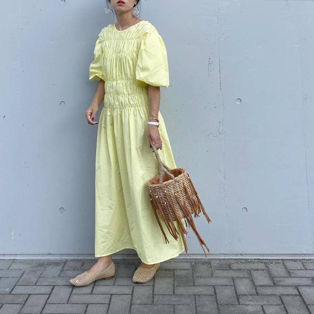 イエローワンピースの夏コーデ14選 黄色ドレスで上品コーデの完成 Lamire ラミレ