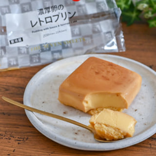 セブンイレブンの濃厚卵のレトロプリンとスプーンですくったプリン