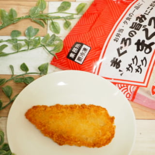 業務スーパーまぐろカツのパッケージと揚げたまぐろカツを撮影した写真