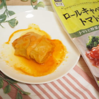 業務スーパーロールキャベツとパッケージと観葉植物を一緒に撮影した写真