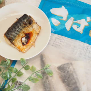 業務スーパーさば切身のパッケージと塩焼きしたさばを一緒に撮影した写真