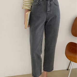ボーダーカットソーとブラックデニムを着用した女性