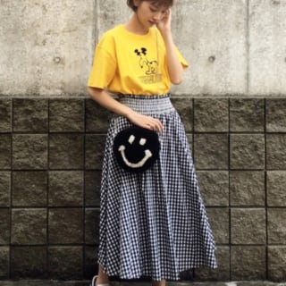 プリントTシャツとチェックのフレアスカートのコーデ