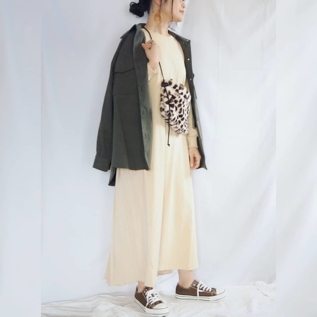 白ロングワンピースにミリタリーシャツとレオパード柄ショルダーバッグを合わせたコーデ