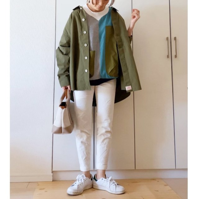 ミリタリーシャツにカラーブロックTシャツを合わせたコーデ