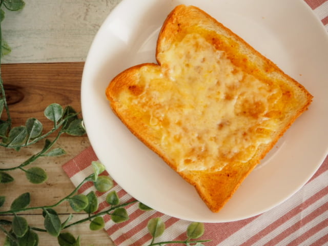 カルディのぬって焼いたらカレーパンにチーズをトッピング