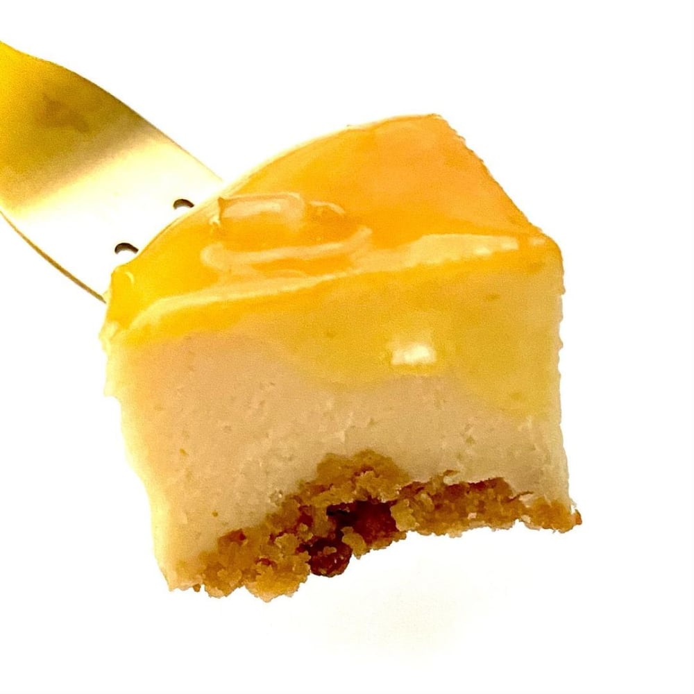 ファミリーマートのチーズチーズレモンを刺しているフォーク