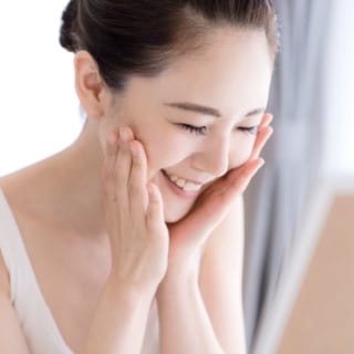 メイクの準備をする女性
