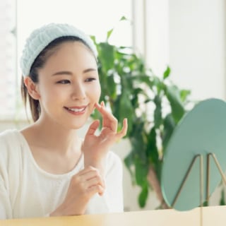 お肌の調子を整える女性