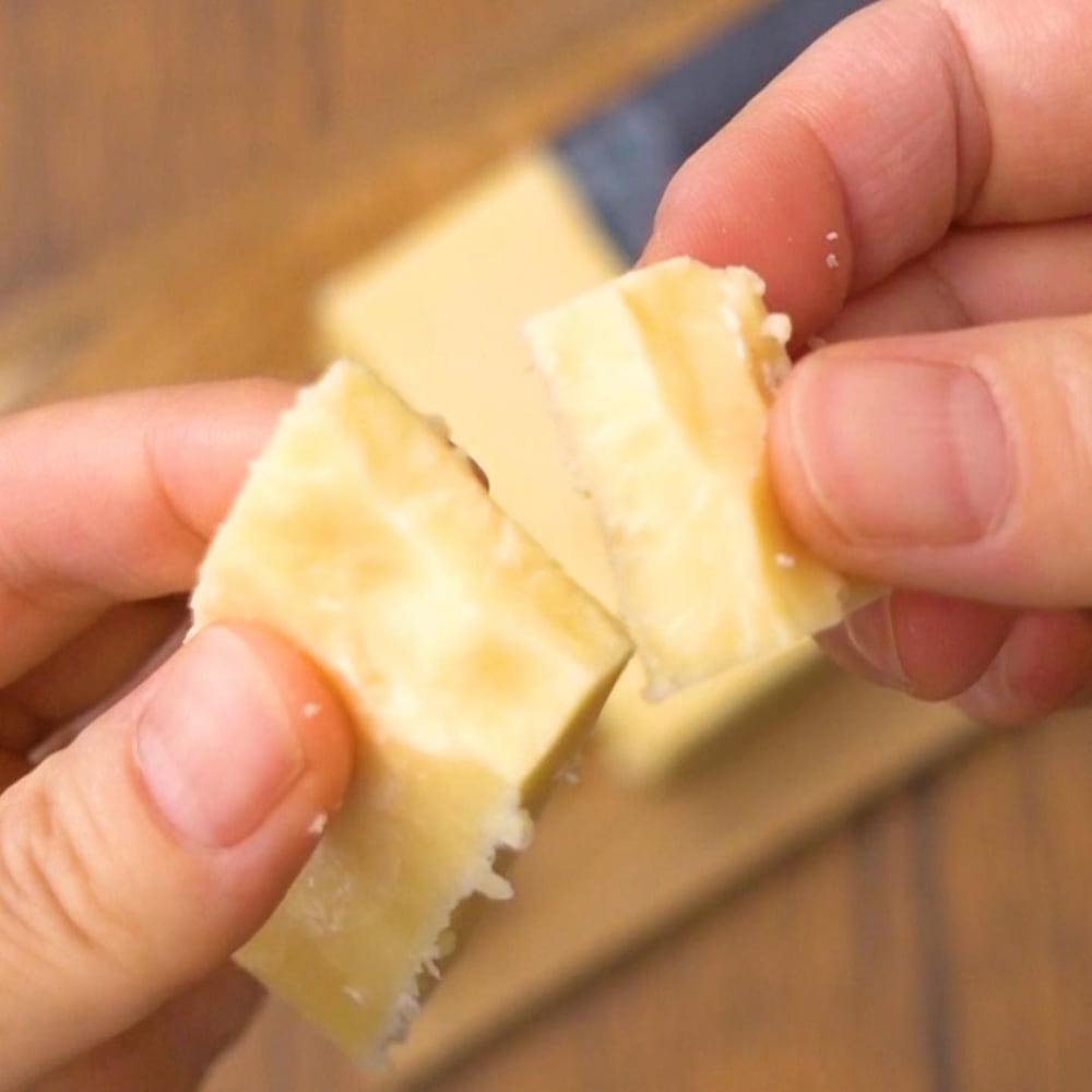 コストコのヴィンテージリザーブチェダーチーズを手に持っている写真