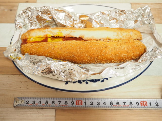 コストコのホットドッグの長さを測っている写真