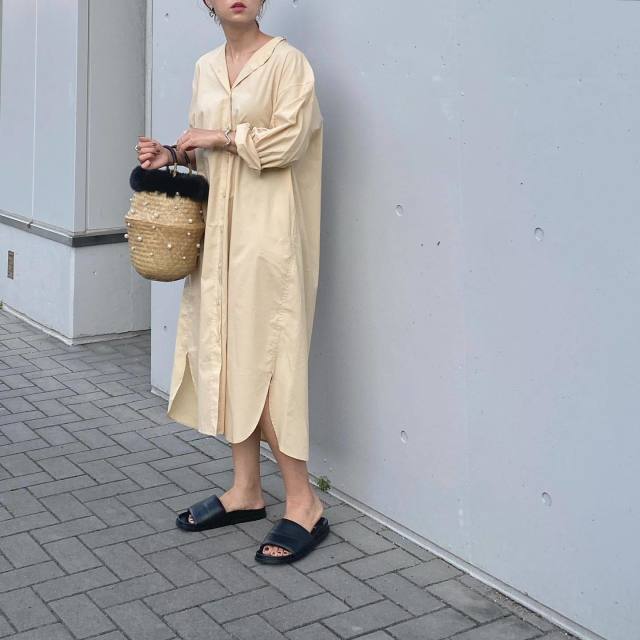 ユニクロのコットンギャザーロングシャツワンピースを着ている女性の写真