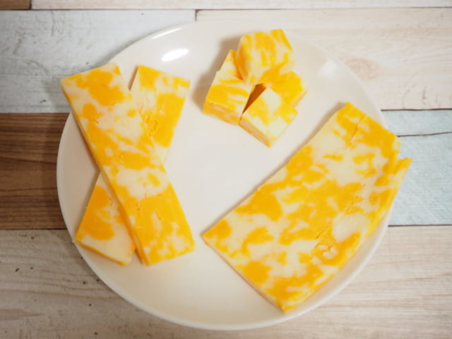 コストコのコルビージャックチーズを3種類に切り分けている