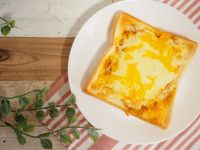コストコのマーブルシュレッドチーズをトーストの上にのせている
